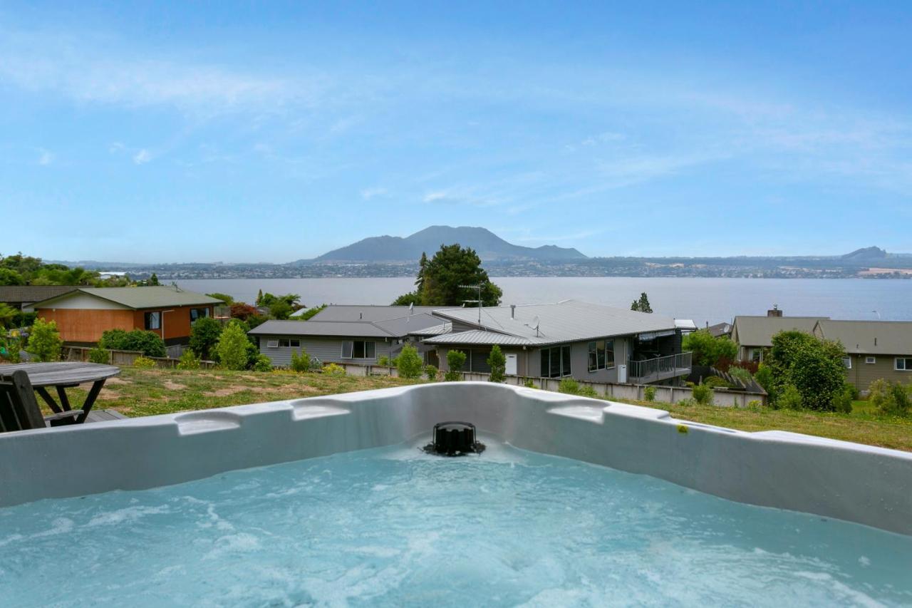 Acacia Bay Bach - Views, Spa & Serenity - Taupo Exterior photo