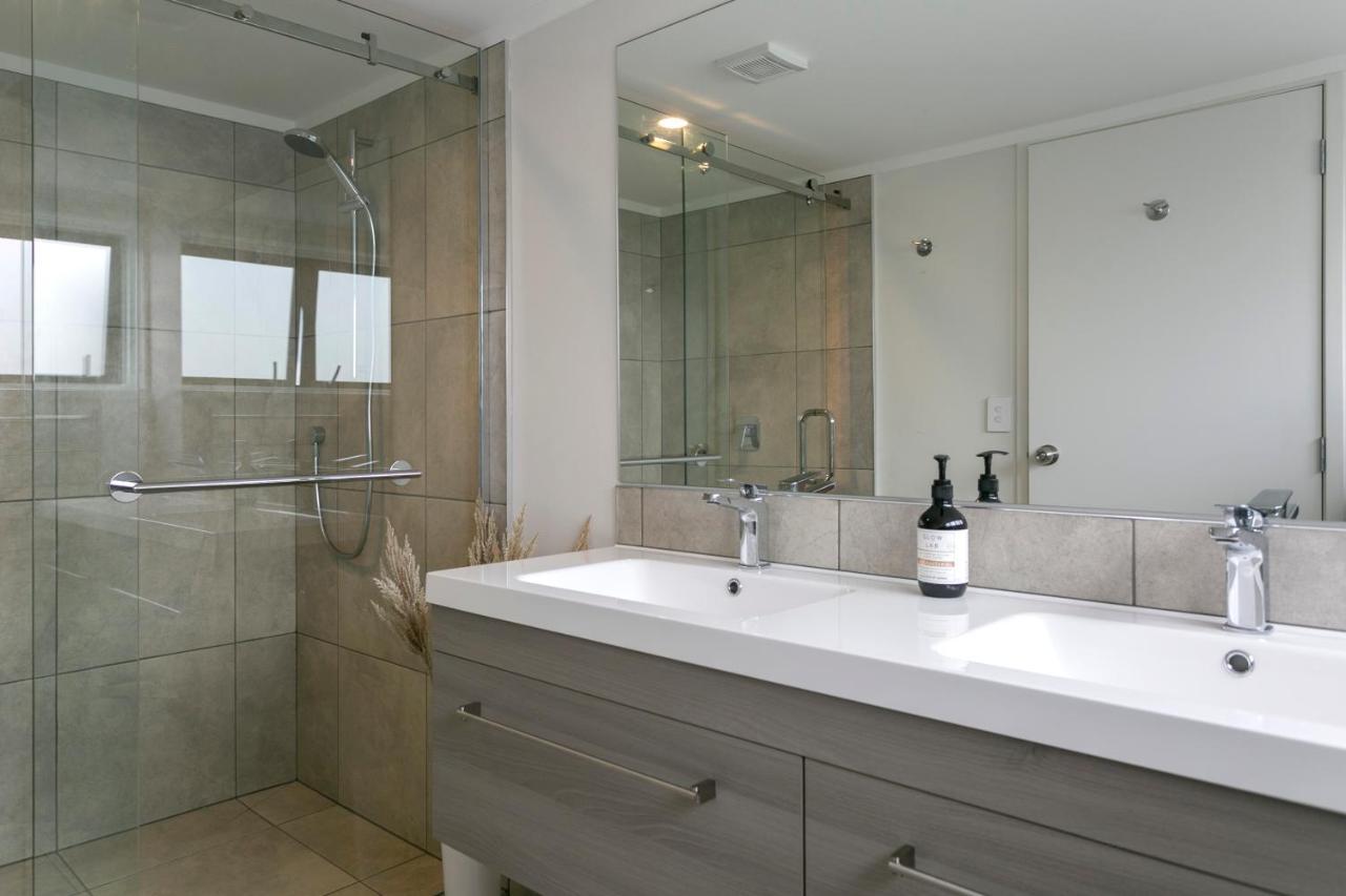 Acacia Bay Bach - Views, Spa & Serenity - Taupo Exterior photo